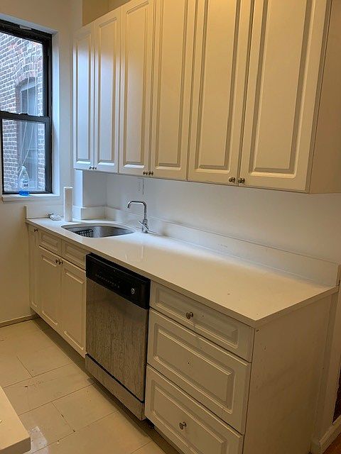 2nd image of 242 E 50th St #4C7