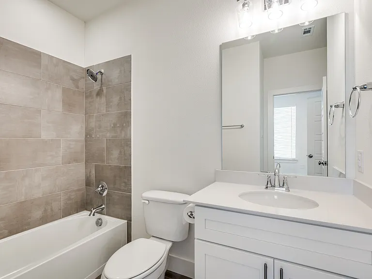 Bedroom #1 en suite full bathroom.
