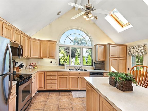 4th image of 15 Oakwood Ave