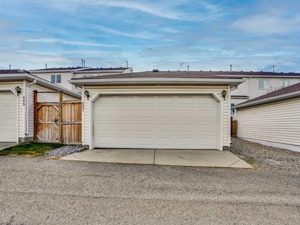 227 SE Citadel Ln NW, Calgary, AB T3G 4E1