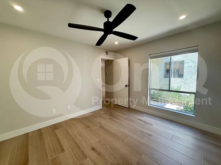 4322 N 28th Way — Photo 11