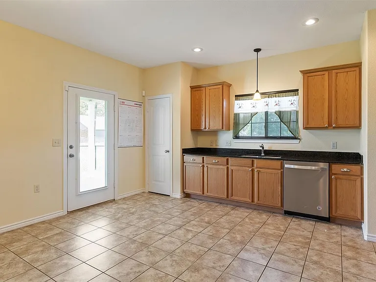 304 Port Dr — Photo 7