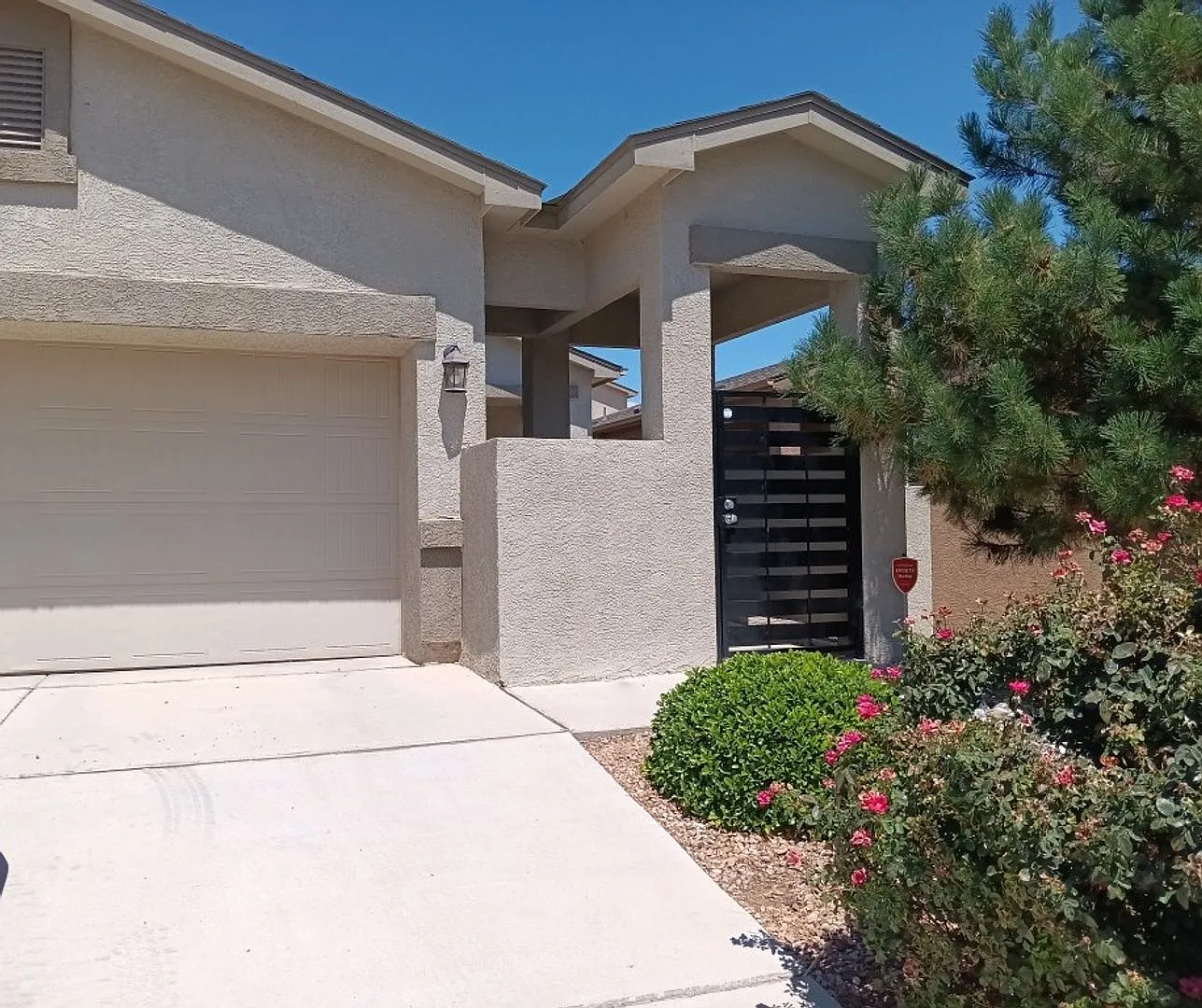 Beautiful 3 Bedroom 2 Bathroom home! Showings Available Now! — Photo 1
