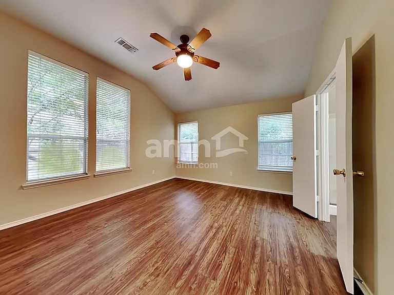 809 Dixon Ln — Photo 10