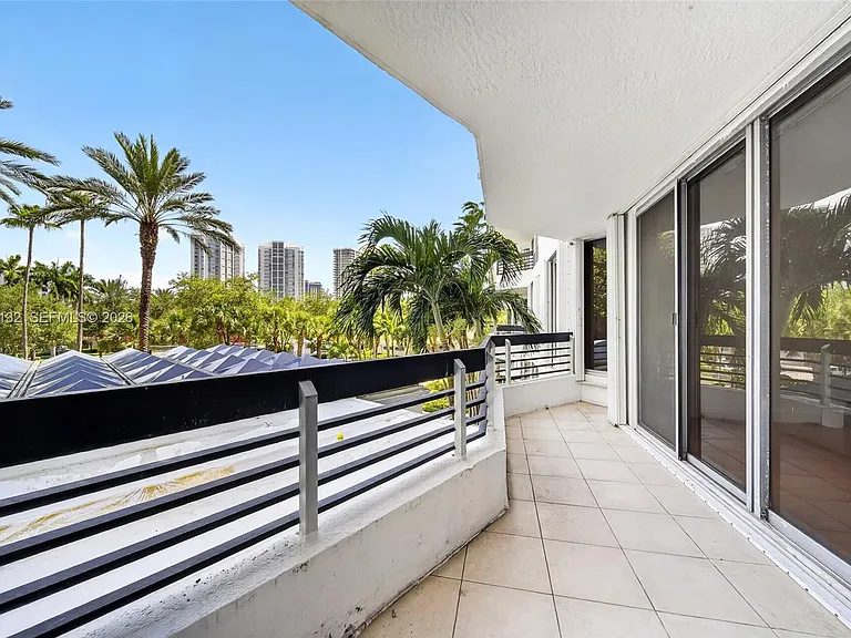 3600 Mystic Pointe Dr #310 — Photo 33