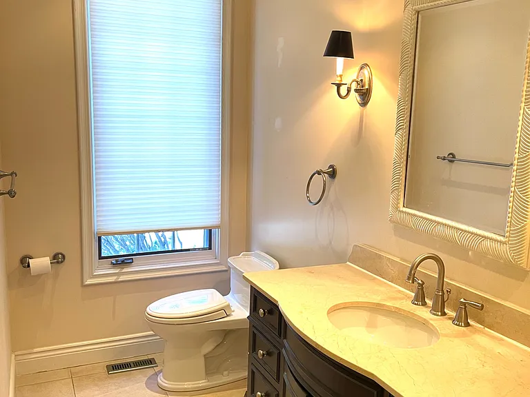 207 Kennedy St W — Photo 10