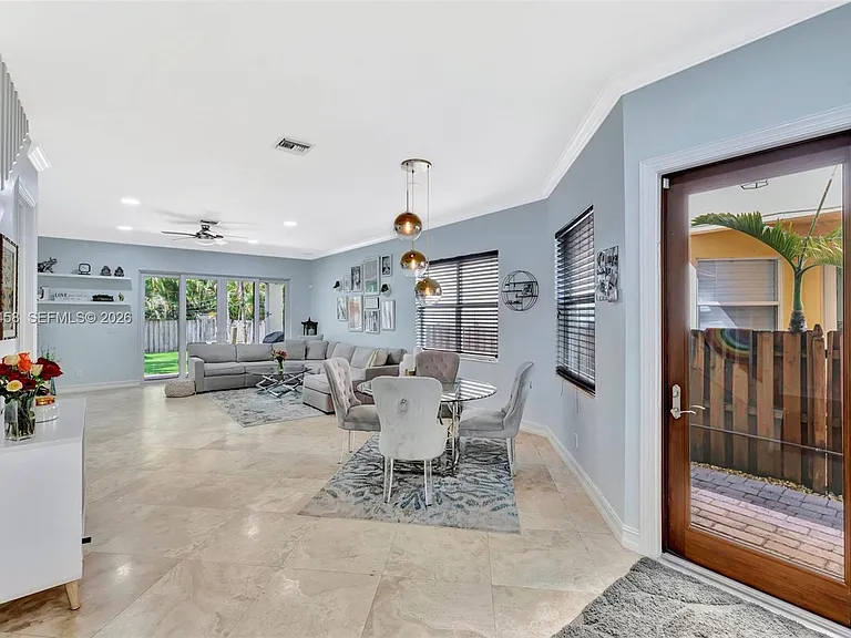 853 SW 11th Ct — Photo 7