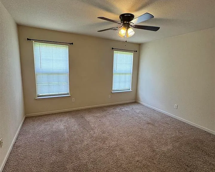 200 Durham Loop — Photo 3
