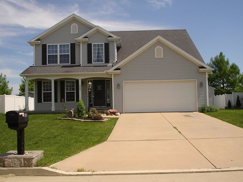 WELL LANDSCAPED YARD BOTH IN FRONT AND BACK
