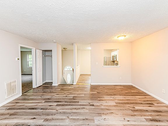 3rd image of 2920 Basswood Dr