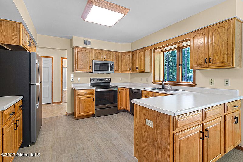 4th image of 215 Sundew Drive