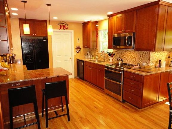 4th image of 451 Auxier Dr