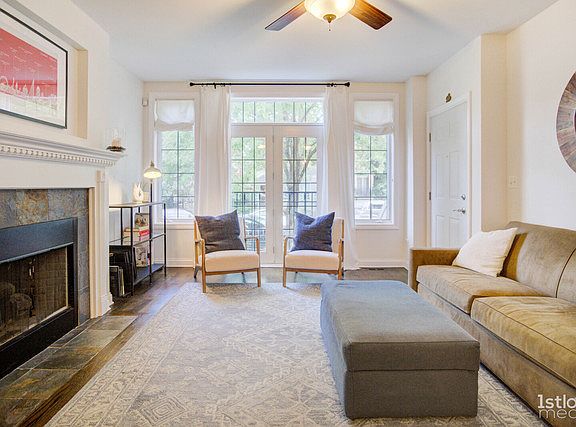 3rd image of 2423 W Cortland St #1