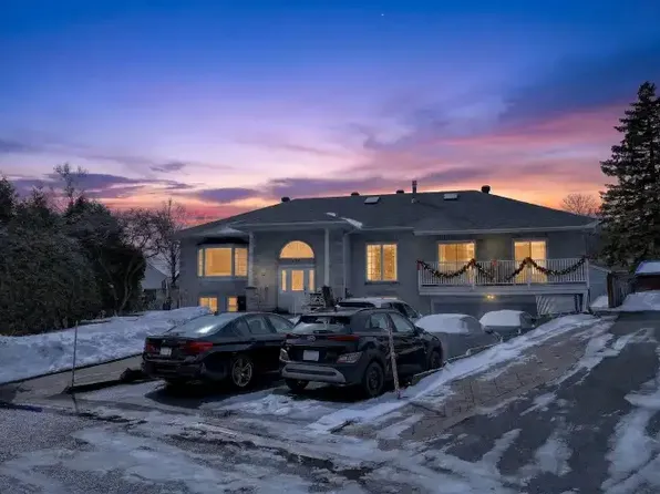 45 Assiniboine Dr #1, Ottawa, ON K2E 5R8