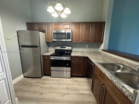 4th image of 2731 SE 17th Ave Unit 207