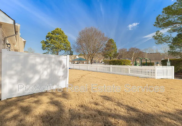 2021 Livingston St — Photo 43
