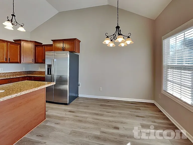 1862 Camelot Dr — Photo 4
