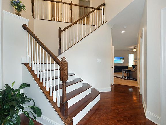 3rd image of 423 Foxchase Way