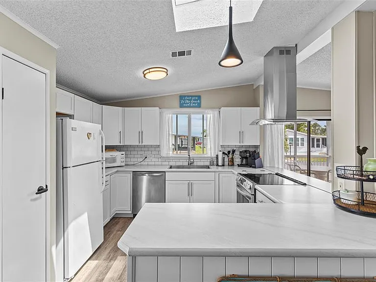 611 La Jolla Cir — Photo 4