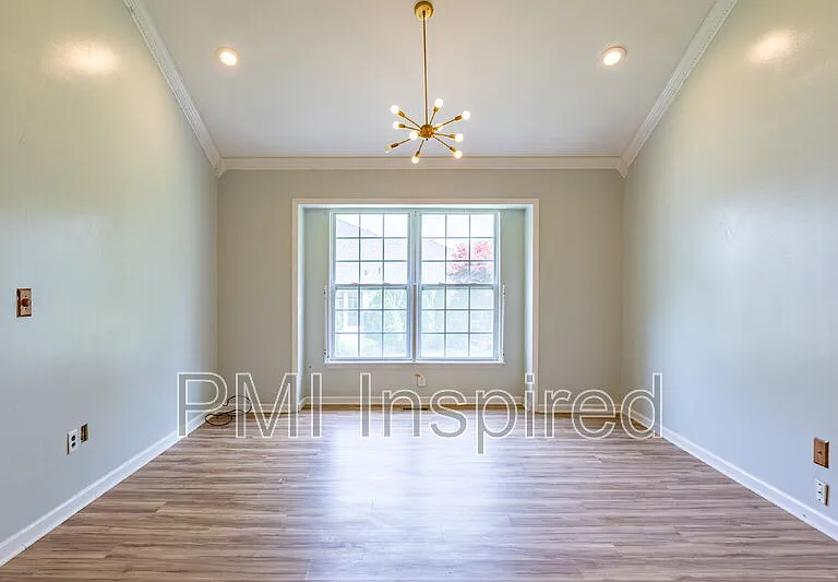 2404 Buckingham Cir — Photo 5
