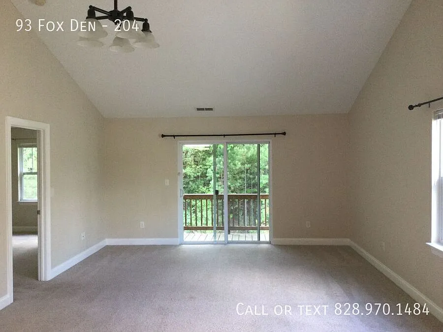 3 Bedroom Townhouse in amazing location! — Photo 2