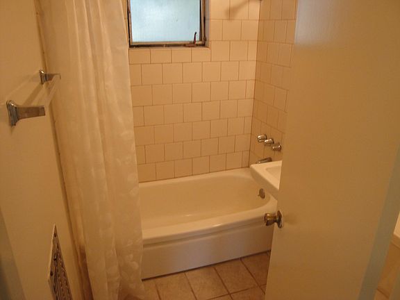 5th image of 1022 N Altadena Dr
