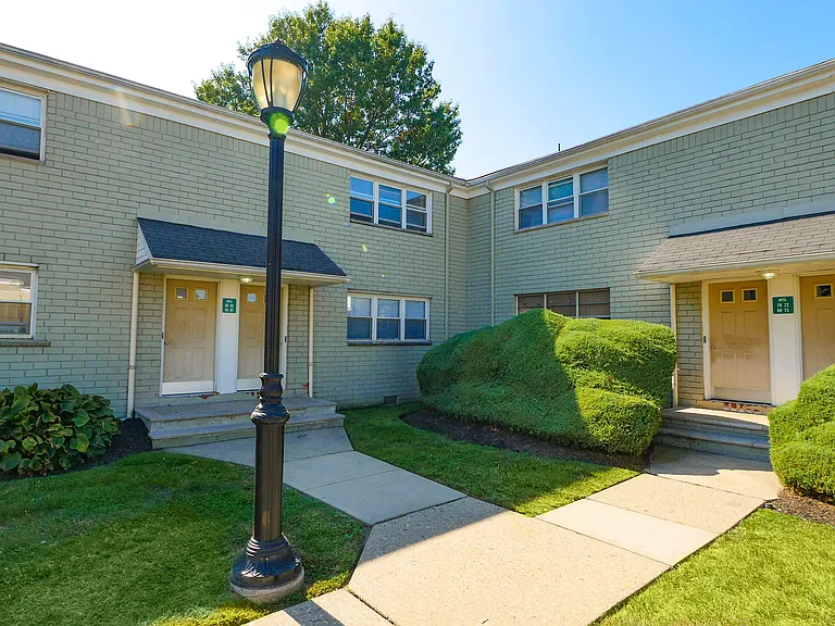apartments for rent in teaneck nj with parking