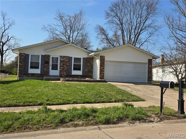 724 Baltic Dr, Florissant, MO 63031