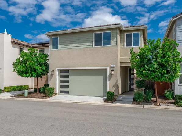 479 Farmhouse Ln, Clovis, CA 93619