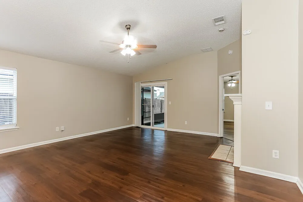3 bed, 2.0 bath, 1316 sqft, $1,930 — Photo 4