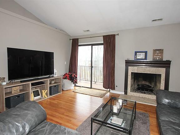 4th image of 384 Sandhurst Cir #5-4