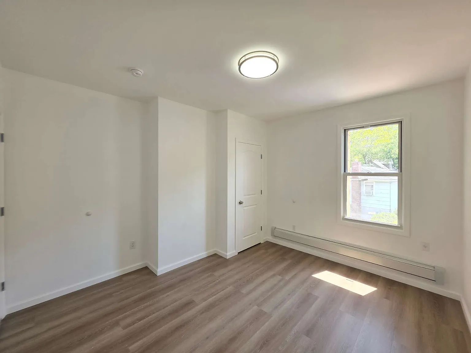 3 bed, 1100 sqft, $3,300 — Photo 4