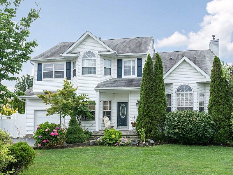 1st image of 14 Lilac Ln