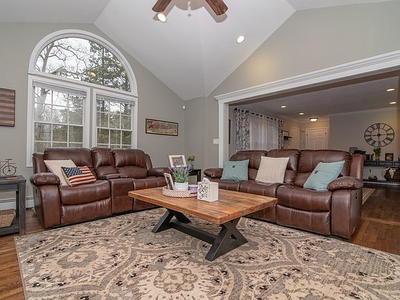 3rd image of 20 Cynthia Ln