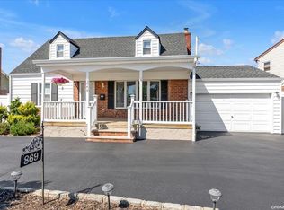 869 Center Dr, Franklin Square, NY 11010