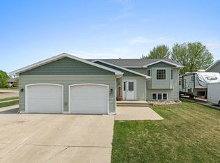 405 22nd St SW, Minot, ND 58701