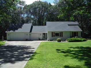 190 Pepperell Ave, Houghton Lake, MI 48629