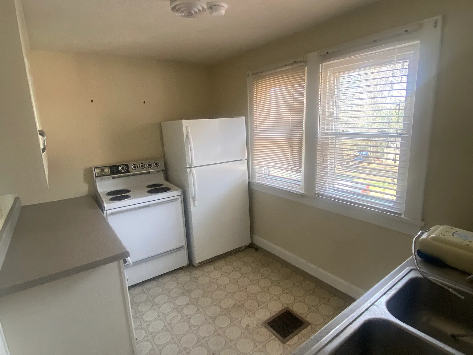 2 bed, $900 — Photo 1
