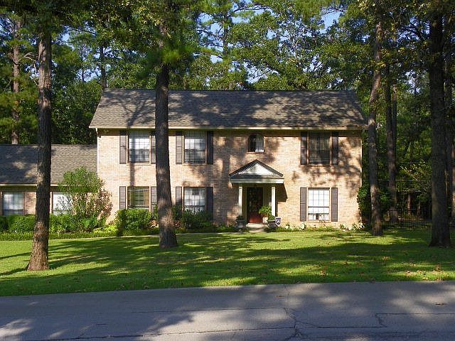 1st image of 206 Carriage Dr