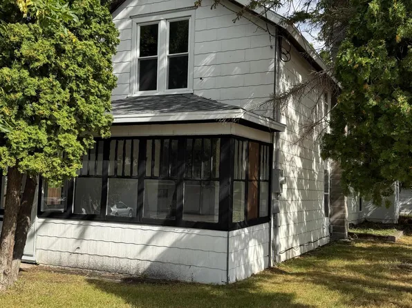 311 E 4th St, Crookston, MN 56716