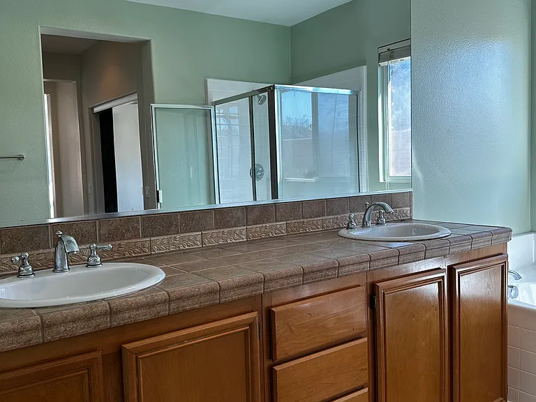 Emerald Ave — Photo 24