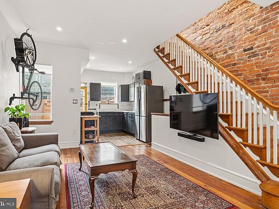 4th image of 1835 Daly St