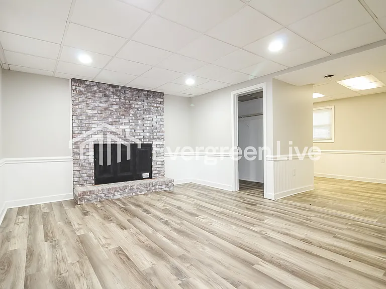 127 Ashdown Dr — Photo 2
