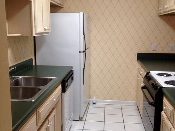 3rd image of 833-1 Brookwood Dr