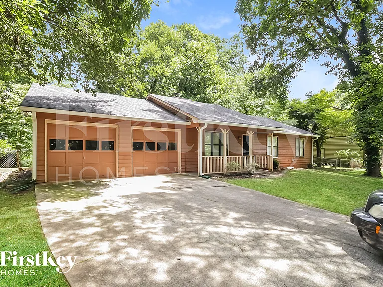 1049 Rolling Green Dr — Photo 2
