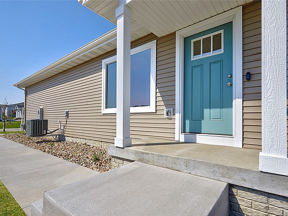3rd image of 1523 Primrose Dr SE