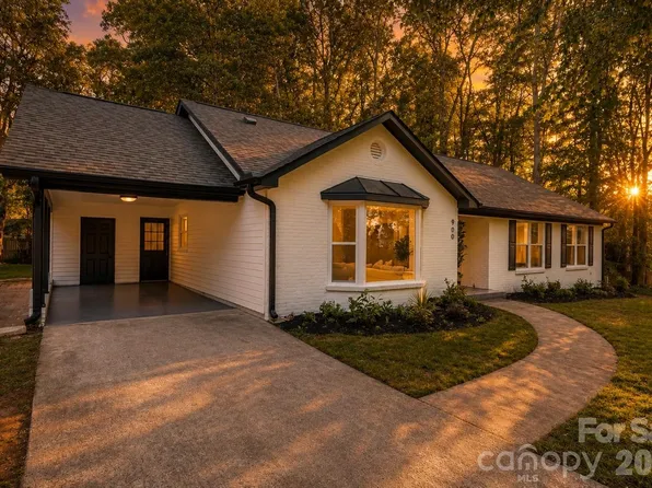 900 Burtonwood Cir, Charlotte, NC 28212