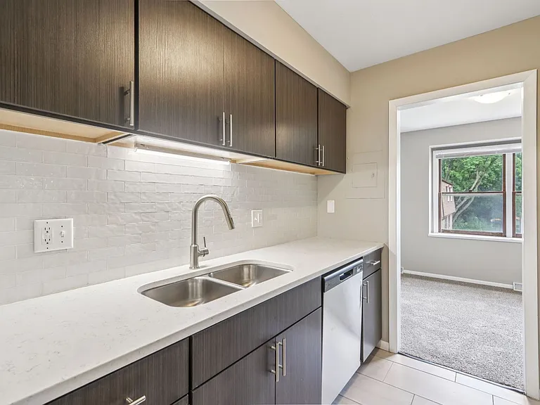 Woodland Reserve Apartments — Photo 32