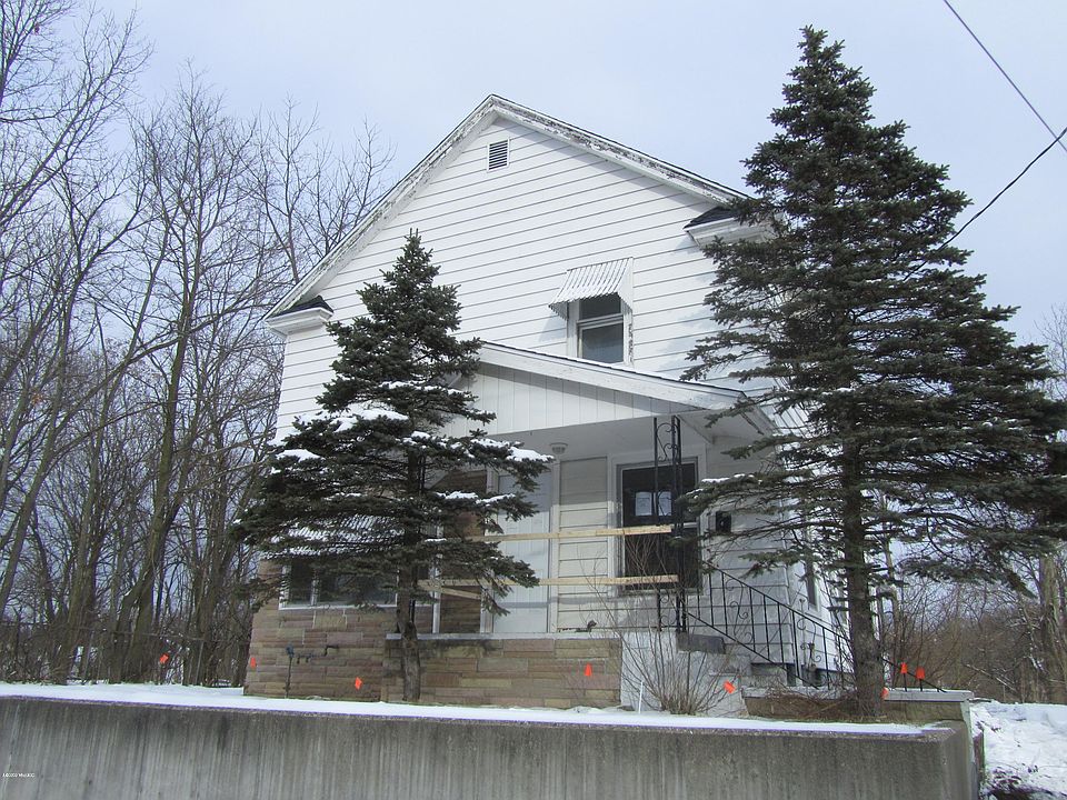 1st image of 268 Wood St N