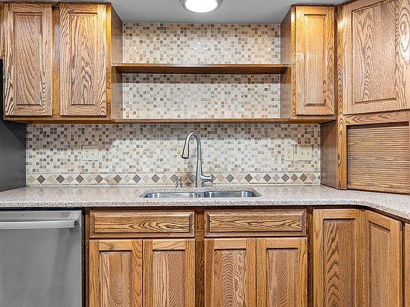 5th image of 302 Greenhurst Dr